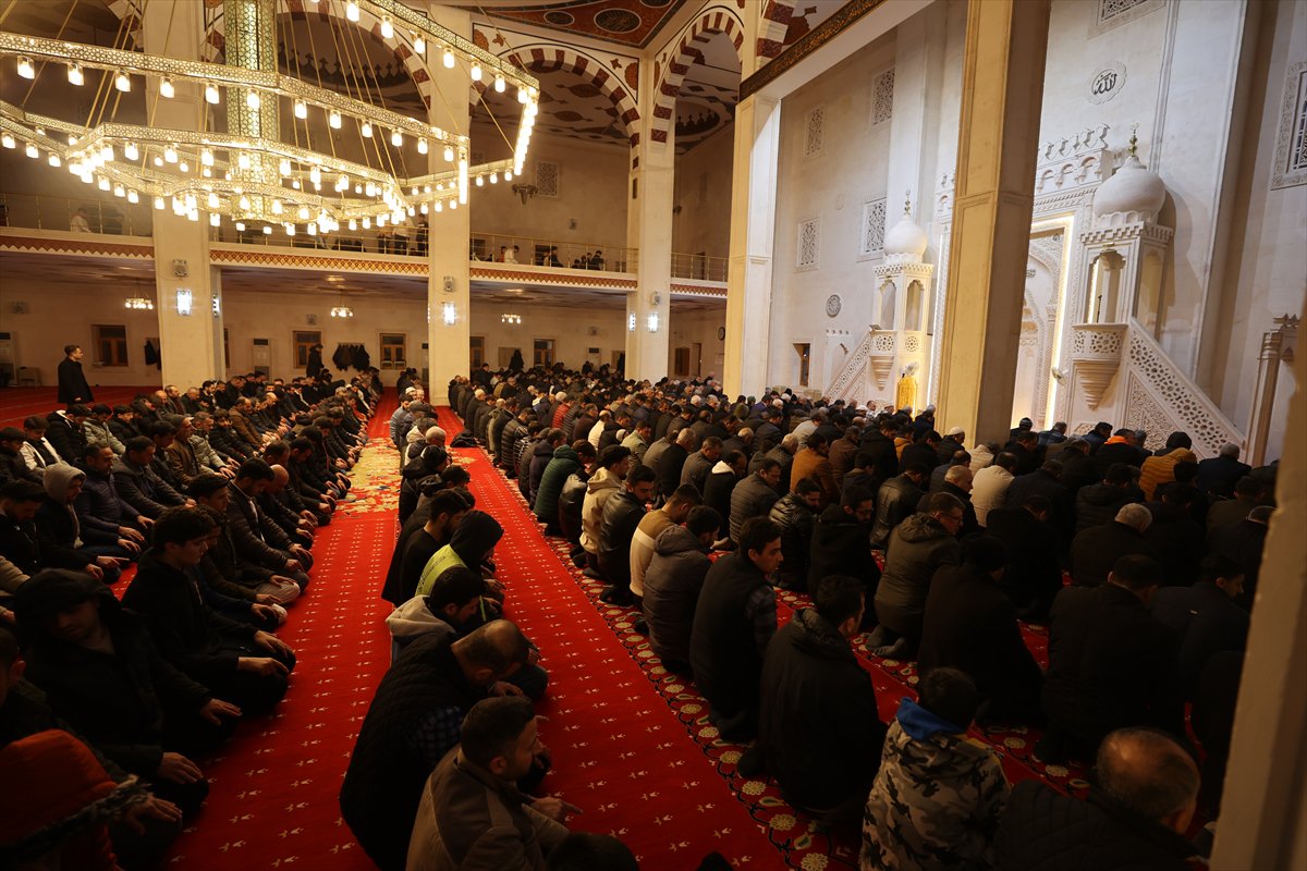 Rahmet ayı Ramazan başladı: İlk teravih namazı kılındı