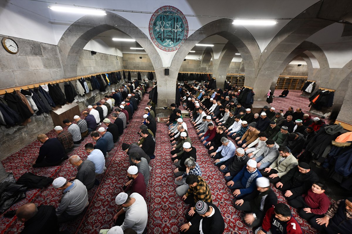 Rahmet ayı Ramazan başladı: İlk teravih namazı kılındı