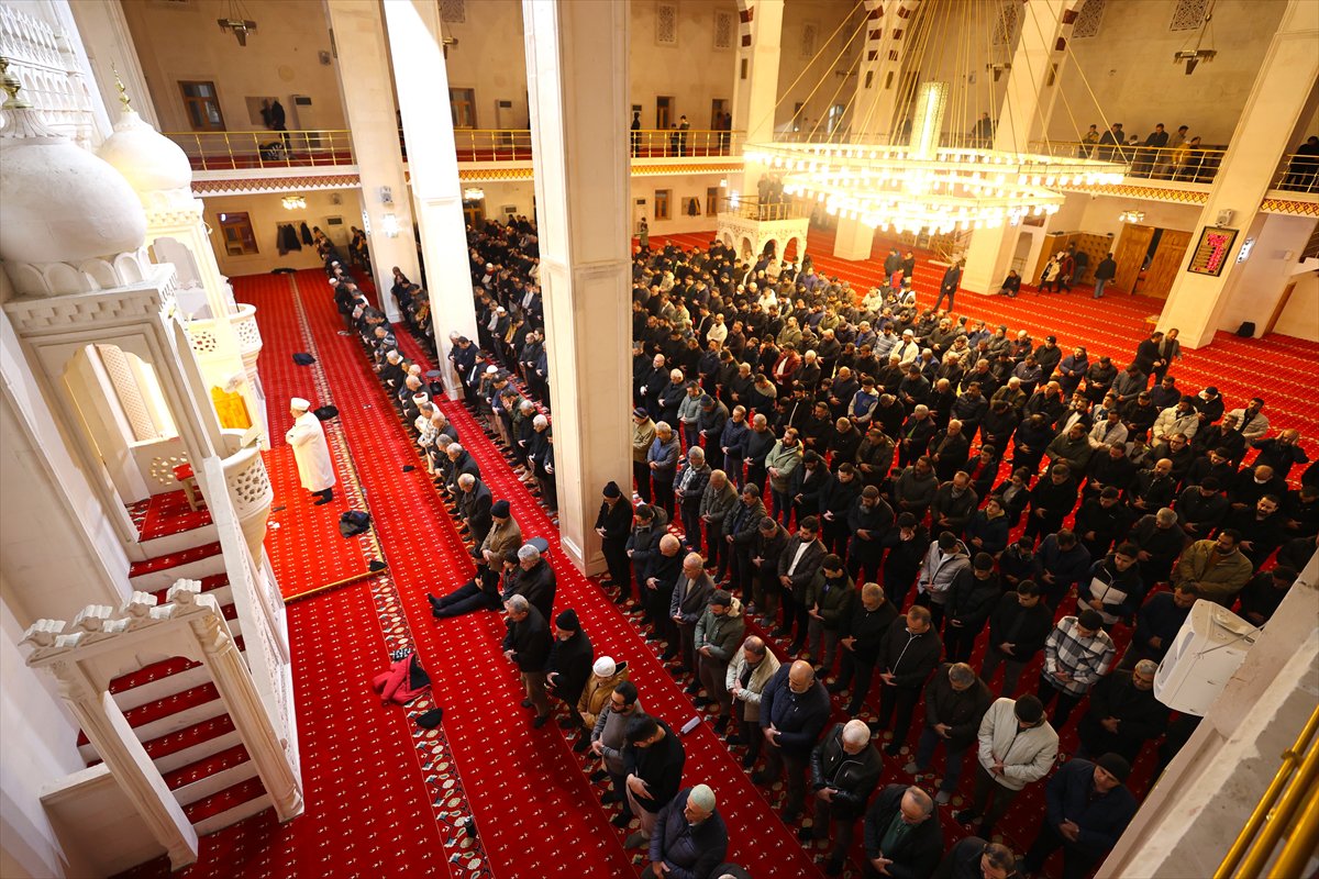 Rahmet ayı Ramazan başladı: İlk teravih namazı kılındı