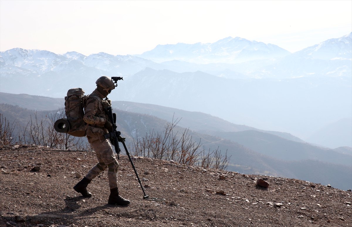 Bitlis'te JÖH timleri, yüksek rakımlı dağlarda gece gündüz nöbette
