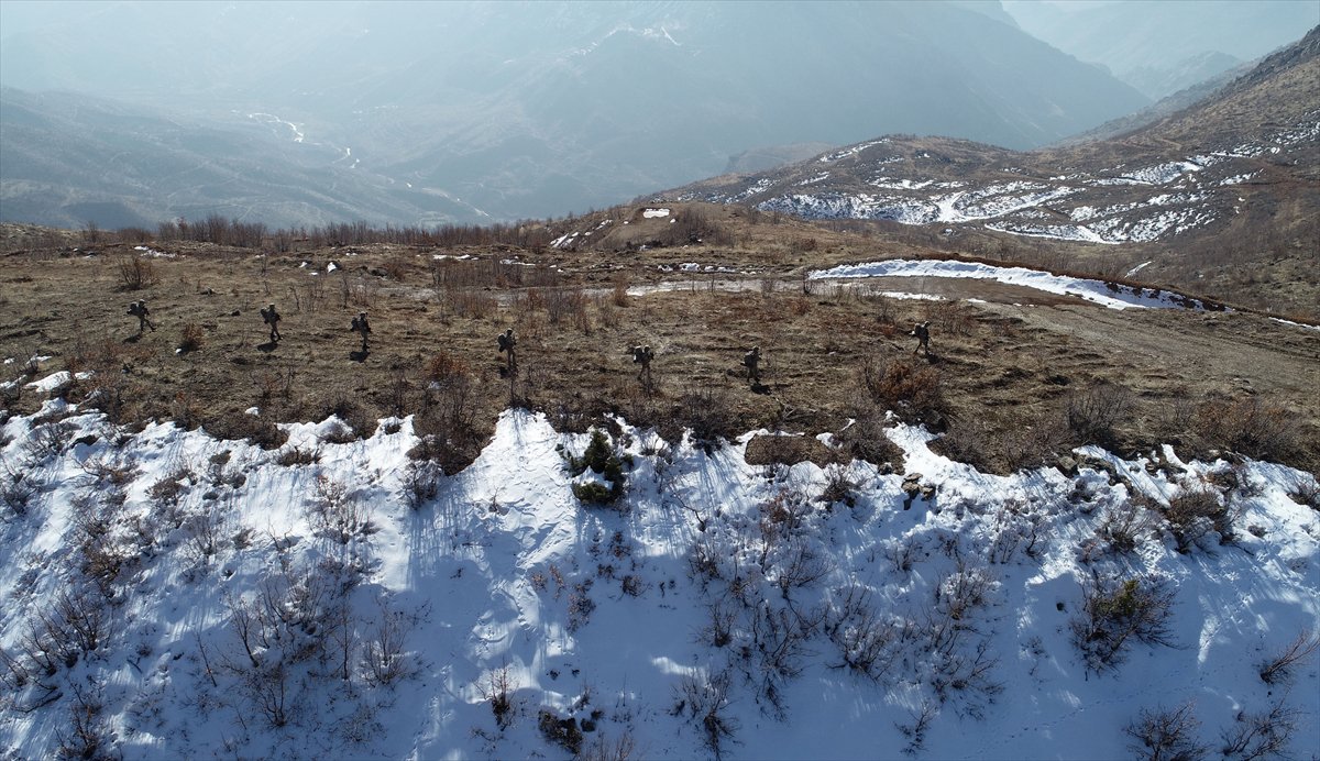 Bitlis'te JÖH timleri, yüksek rakımlı dağlarda gece gündüz nöbette