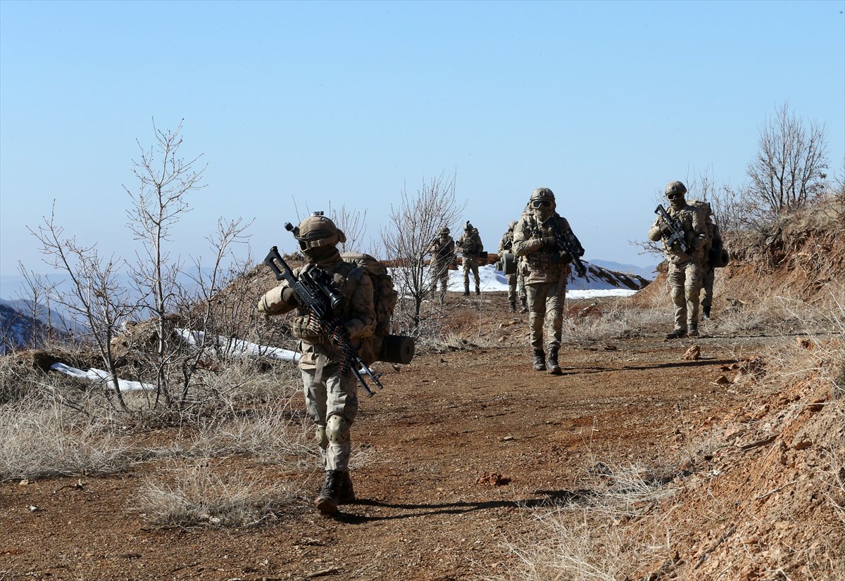 Bitlis'te JÖH timleri, yüksek rakımlı dağlarda gece gündüz nöbette
