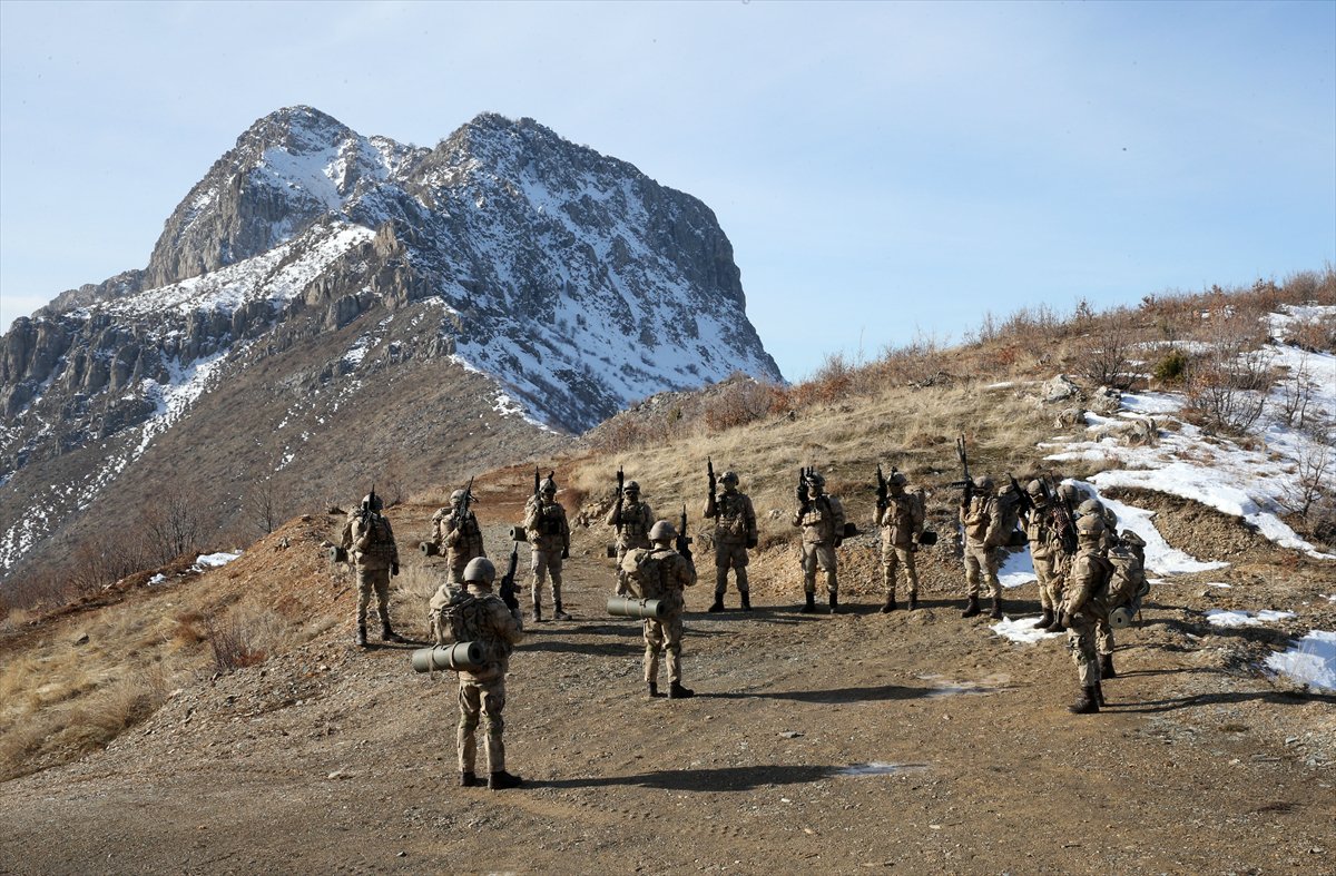 Bitlis'te JÖH timleri, yüksek rakımlı dağlarda gece gündüz nöbette
