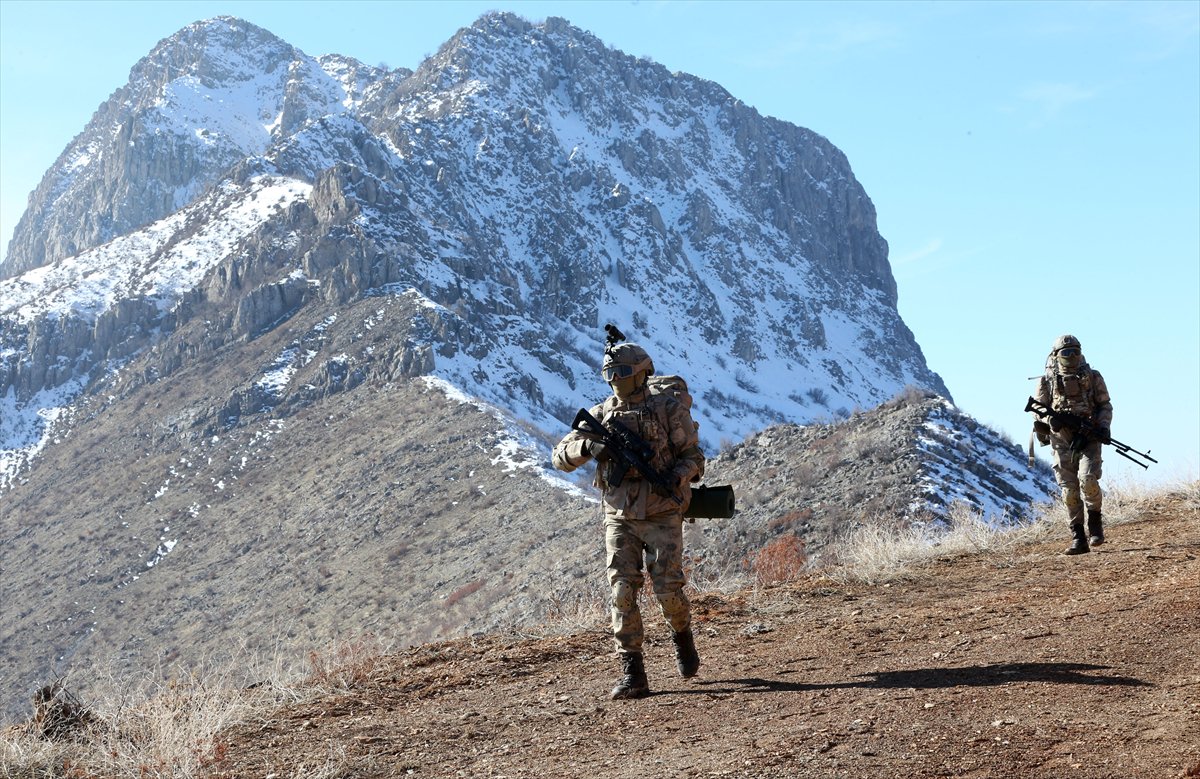 Bitlis'te JÖH timleri, yüksek rakımlı dağlarda gece gündüz nöbette