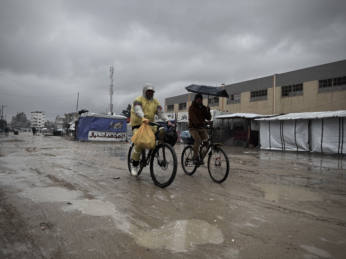 Gazze'de etkili olan yağmur ve soğuk hava Filistinlileri olumsuz etkiledi