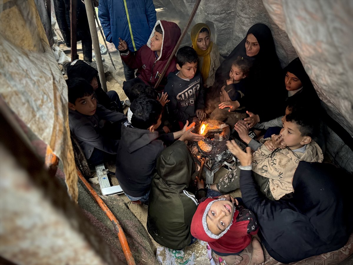 Gazze'de etkili olan yağmur ve soğuk hava Filistinlileri olumsuz etkiledi