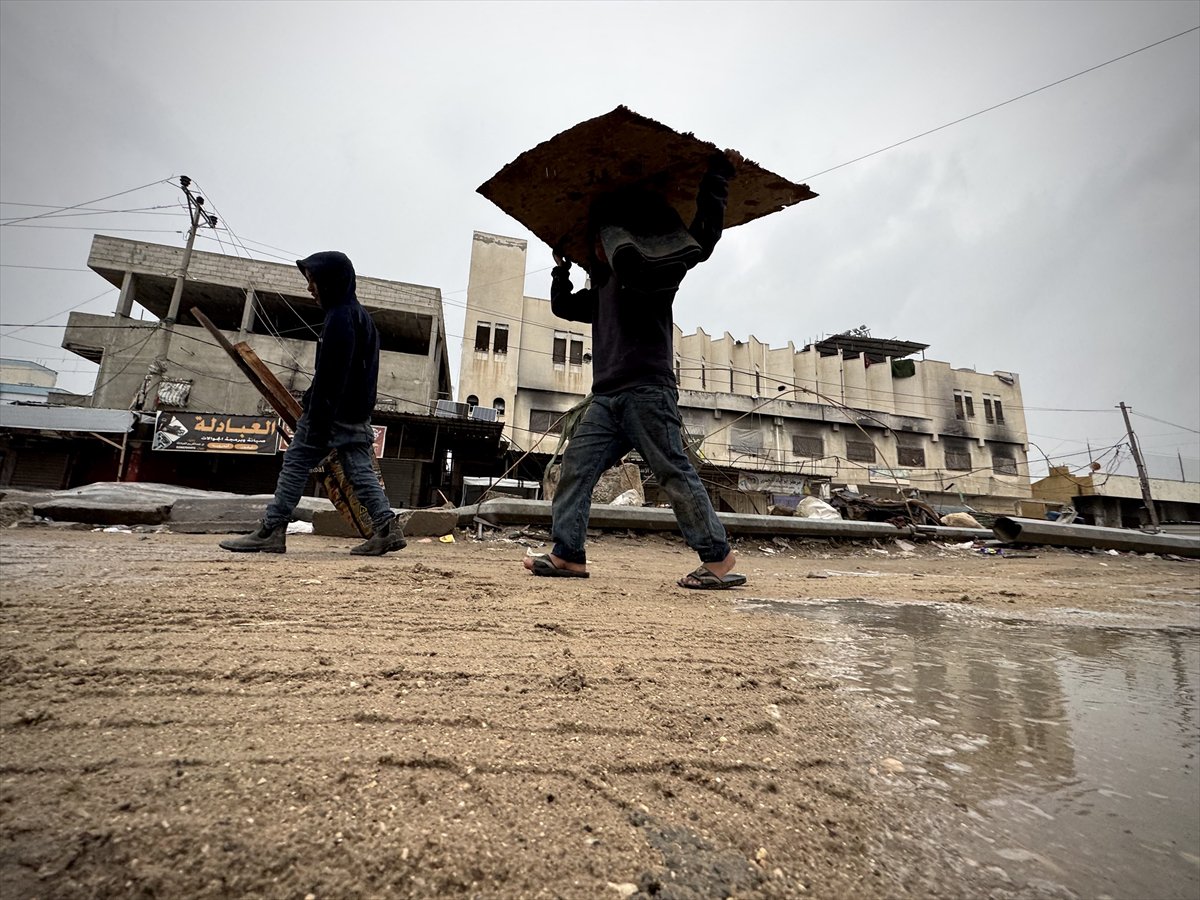 Gazze'de etkili olan yağmur ve soğuk hava Filistinlileri olumsuz etkiledi