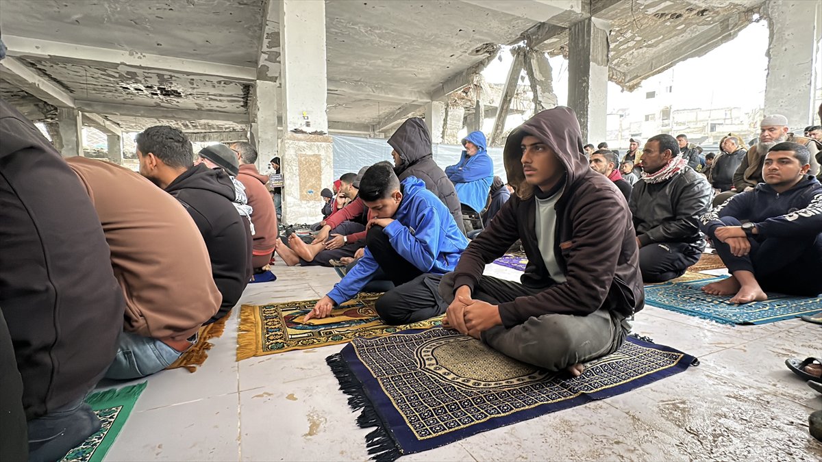 Gazze'de yıkıntıların arasında Ramazan ayının ilk Cuma namazı eda edildi