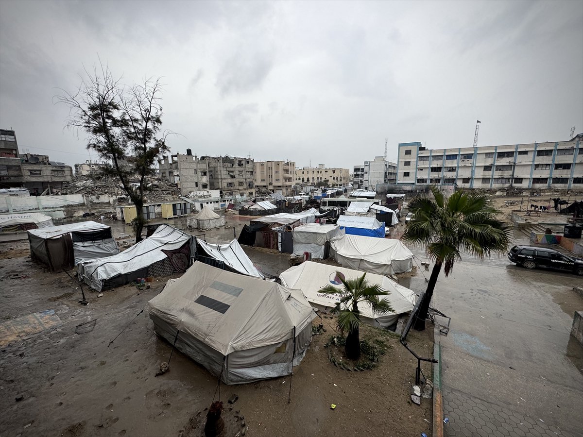 Gazze'de etkili olan yağmur ve soğuk hava Filistinlileri olumsuz etkiledi