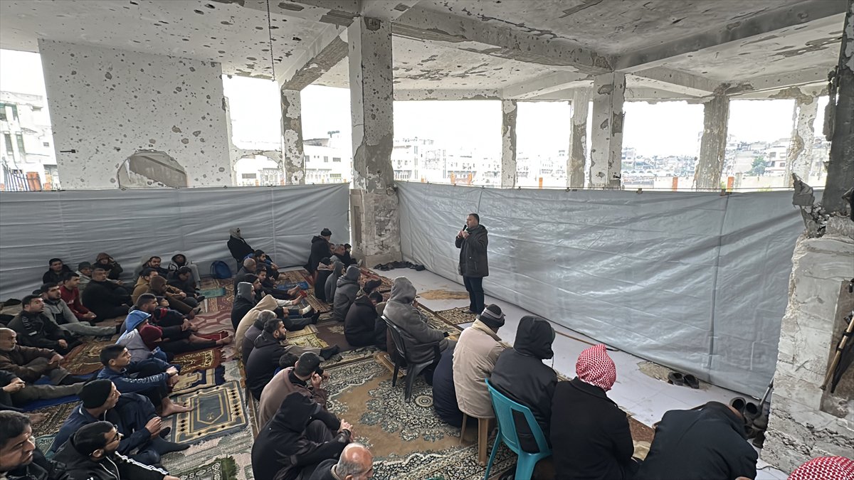 Gazze'de yıkıntıların arasında Ramazan ayının ilk Cuma namazı eda edildi