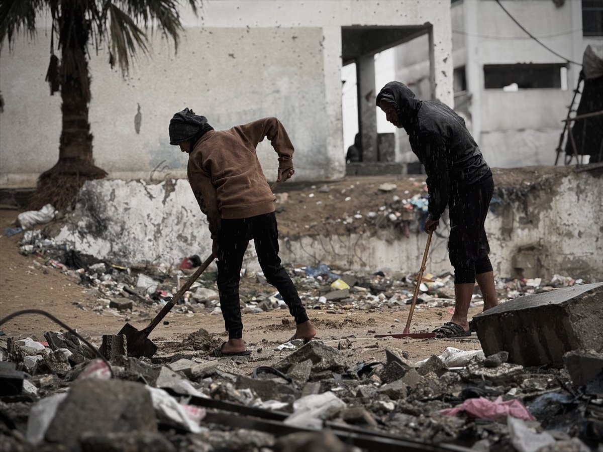 Gazze'de etkili olan yağmur ve soğuk hava Filistinlileri olumsuz etkiledi