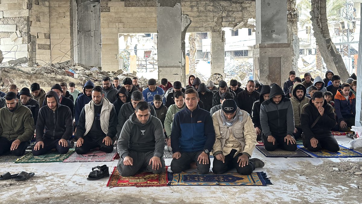 Gazze'de yıkıntıların arasında Ramazan ayının ilk Cuma namazı eda edildi