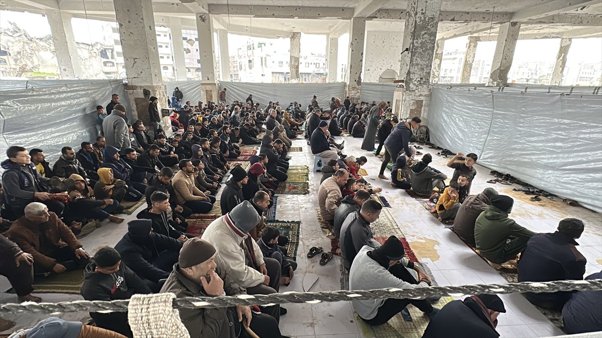 Gazze'de yıkıntıların arasında Ramazan ayının ilk Cuma namazı eda edildi