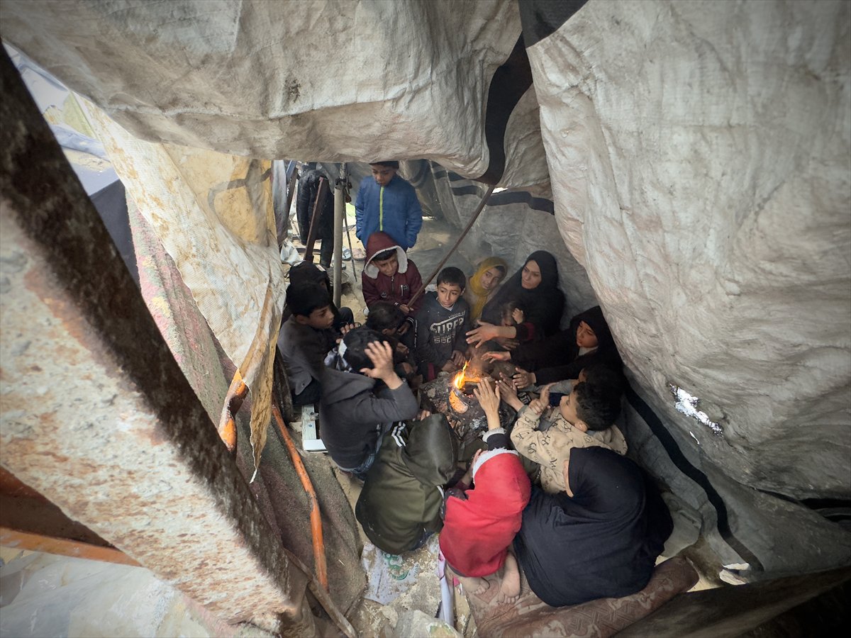 Gazze'de etkili olan yağmur ve soğuk hava Filistinlileri olumsuz etkiledi