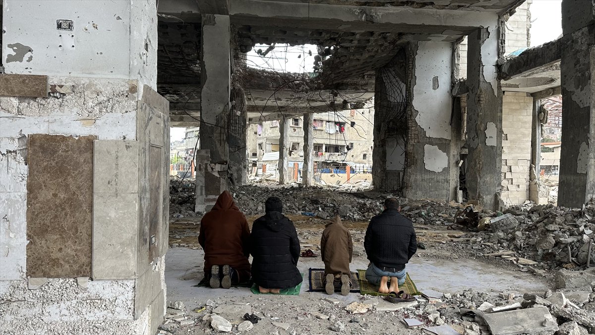 Gazze'de yıkıntıların arasında Ramazan ayının ilk Cuma namazı eda edildi