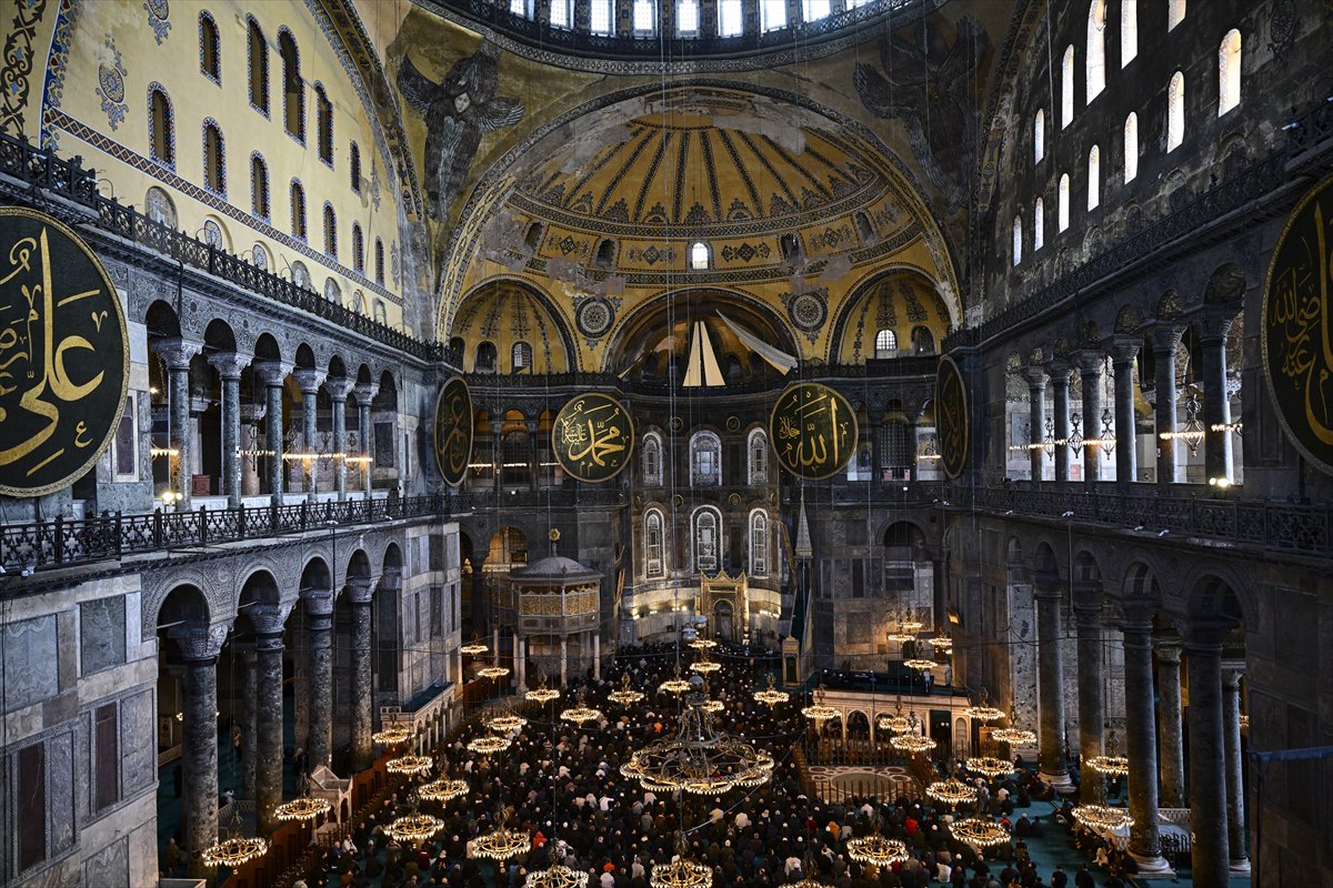 Ayasofya'da Ramazan'ın ilk cuma namazı