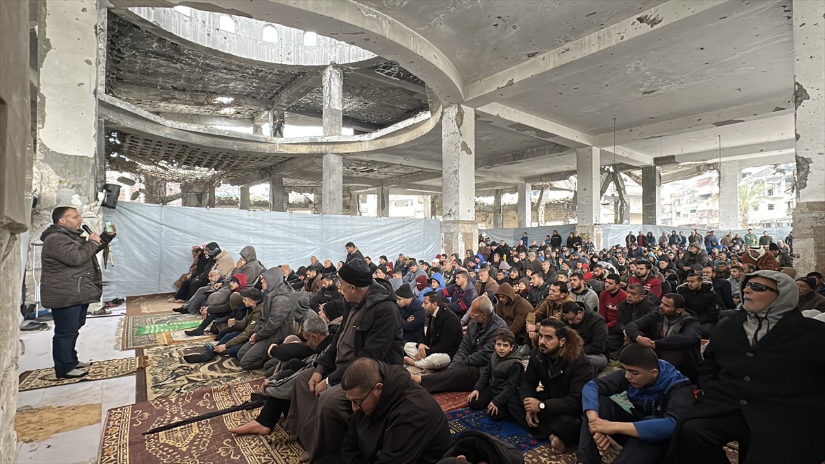 Gazze'de yıkıntıların arasında Ramazan ayının ilk Cuma namazı eda edildi