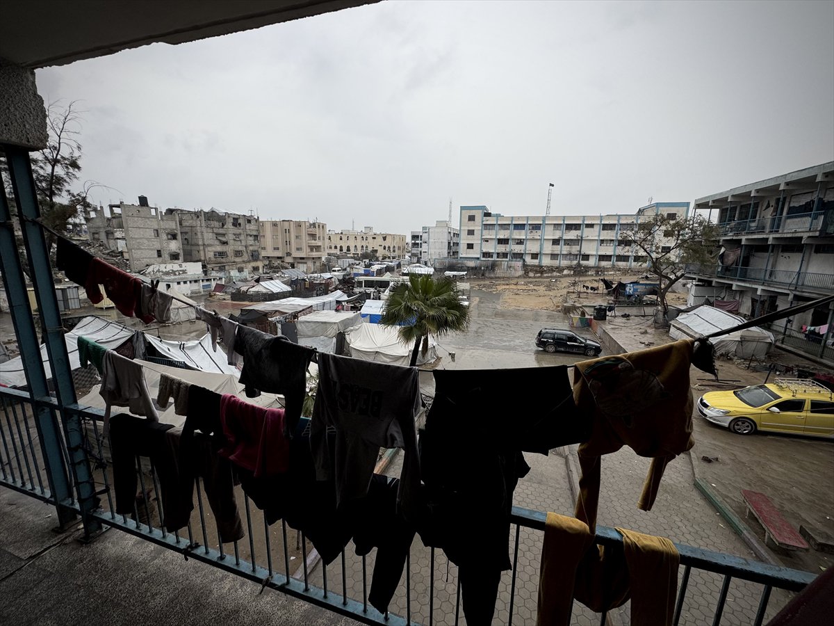 Gazze'de etkili olan yağmur ve soğuk hava Filistinlileri olumsuz etkiledi