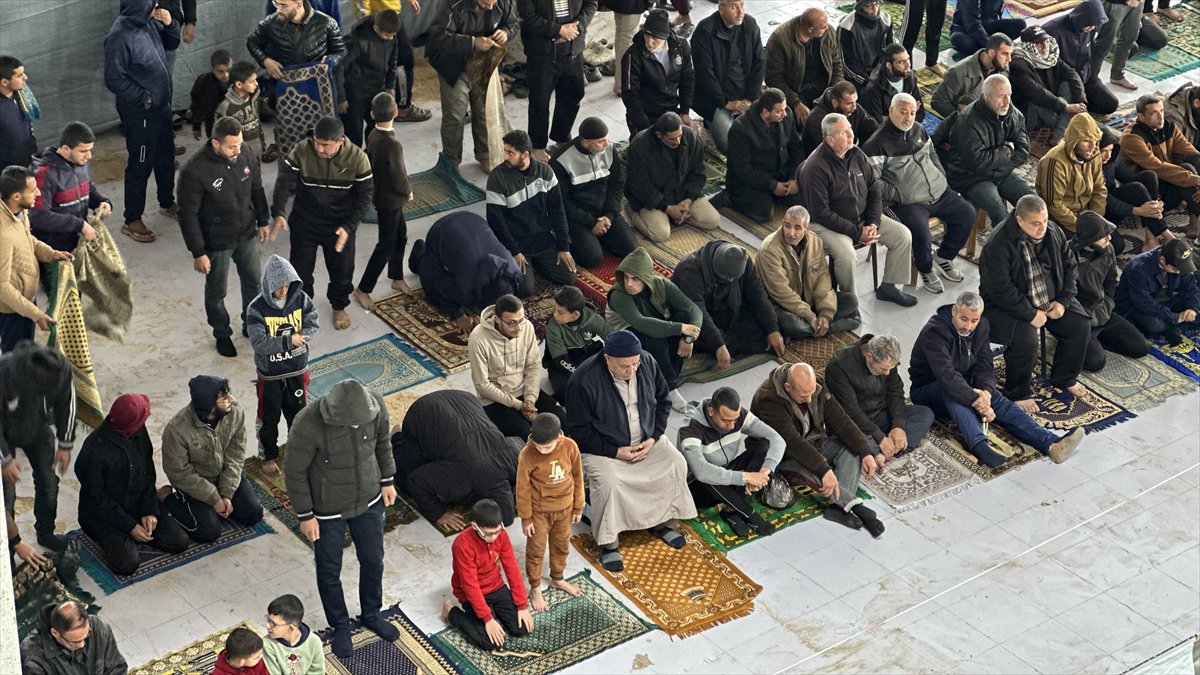 Gazze'de yıkıntıların arasında Ramazan ayının ilk Cuma namazı eda edildi
