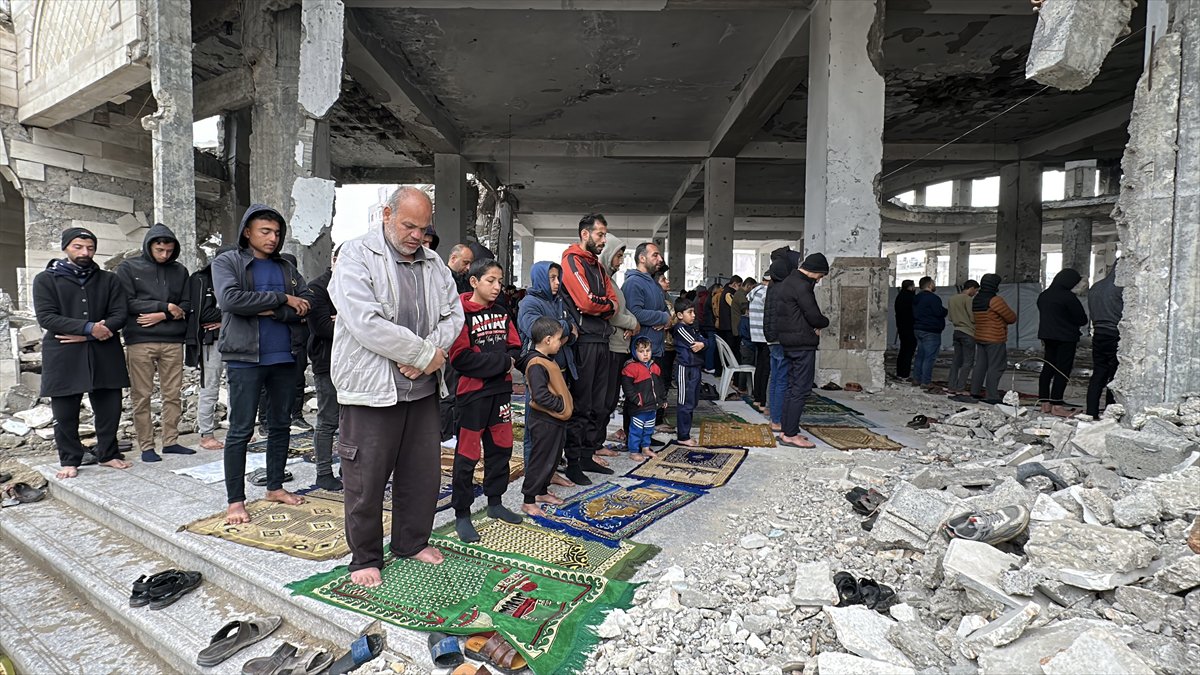 Gazze'de yıkıntıların arasında Ramazan ayının ilk Cuma namazı eda edildi