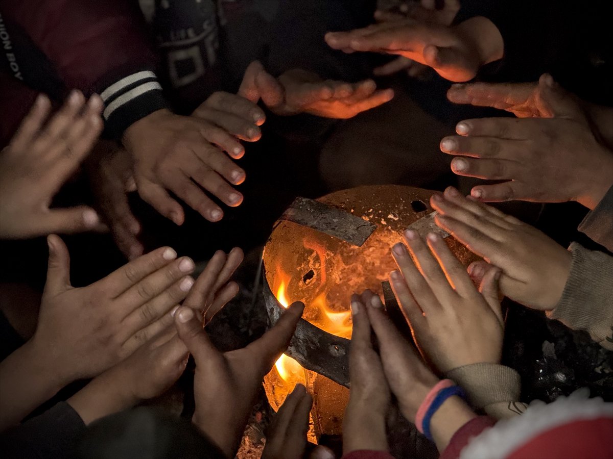 Gazze'de etkili olan yağmur ve soğuk hava Filistinlileri olumsuz etkiledi