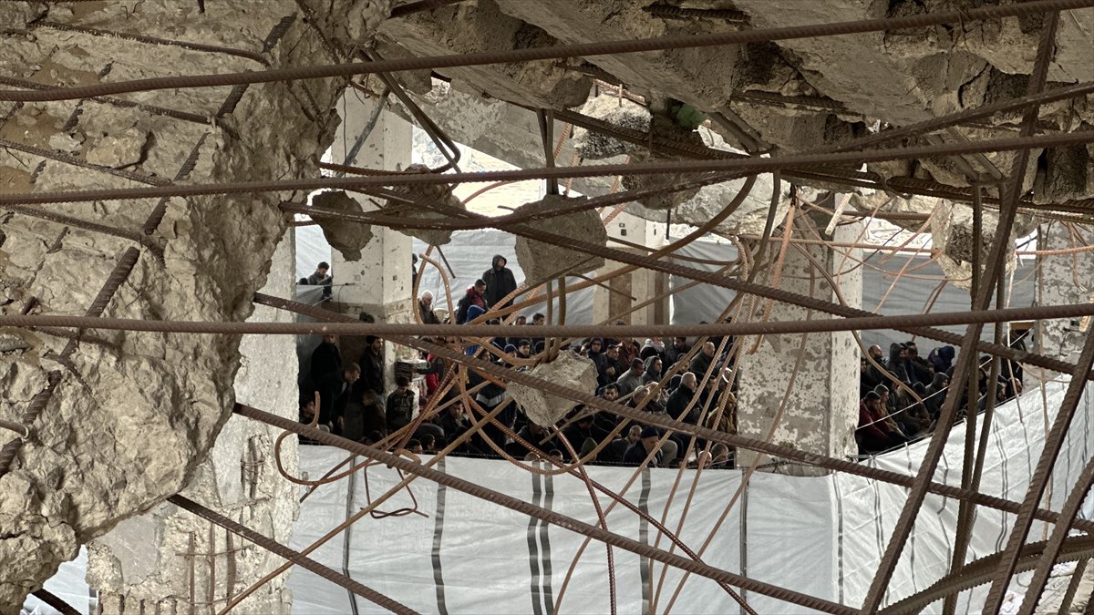 Gazze'de yıkıntıların arasında Ramazan ayının ilk Cuma namazı eda edildi