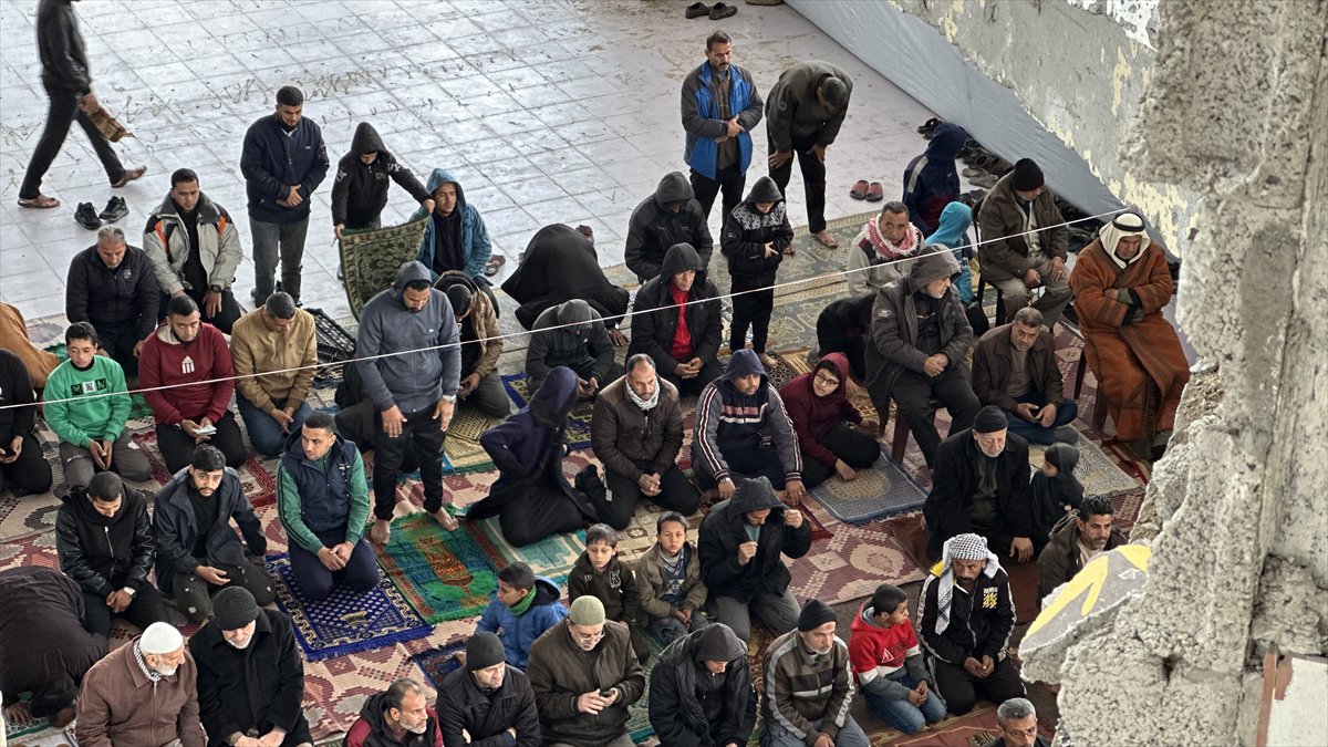 Gazze'de yıkıntıların arasında Ramazan ayının ilk Cuma namazı eda edildi