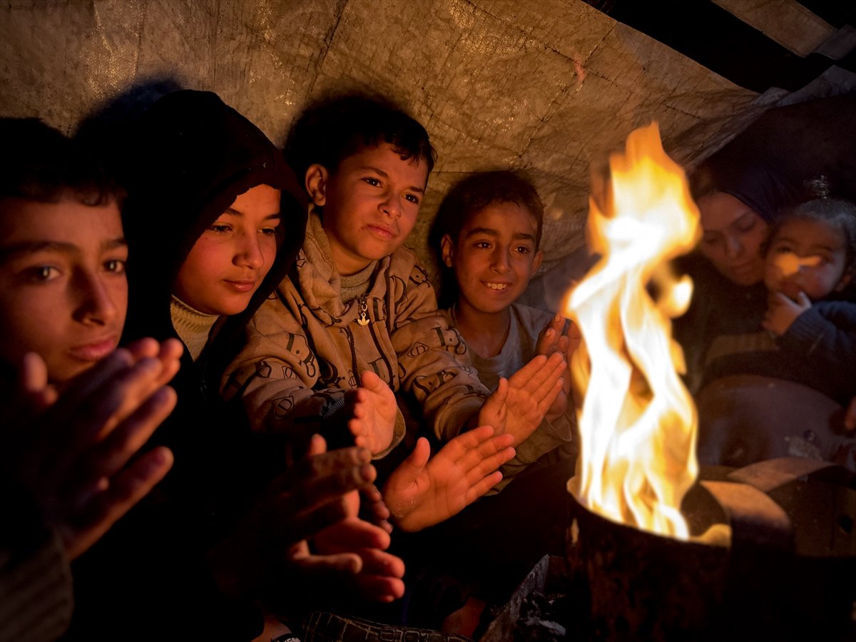 Gazze'de etkili olan yağmur ve soğuk hava Filistinlileri olumsuz etkiledi