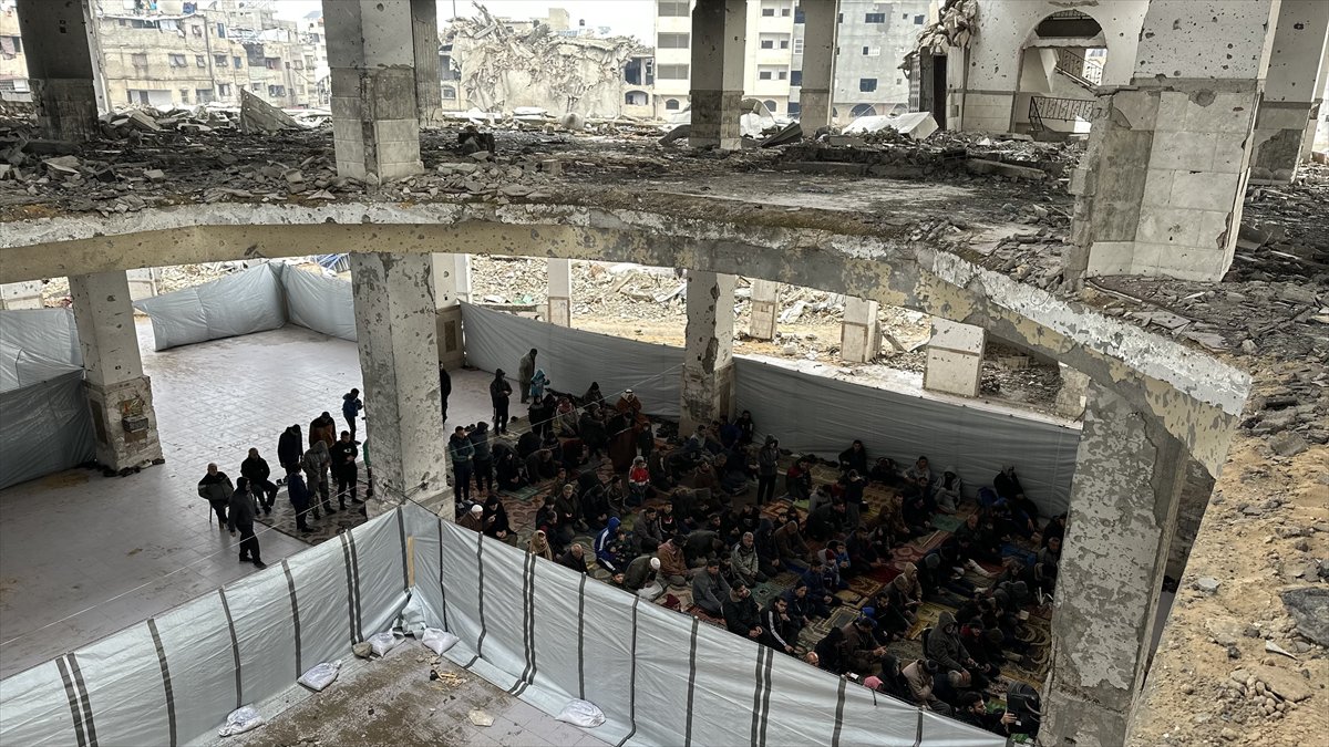 Gazze'de yıkıntıların arasında Ramazan ayının ilk Cuma namazı eda edildi