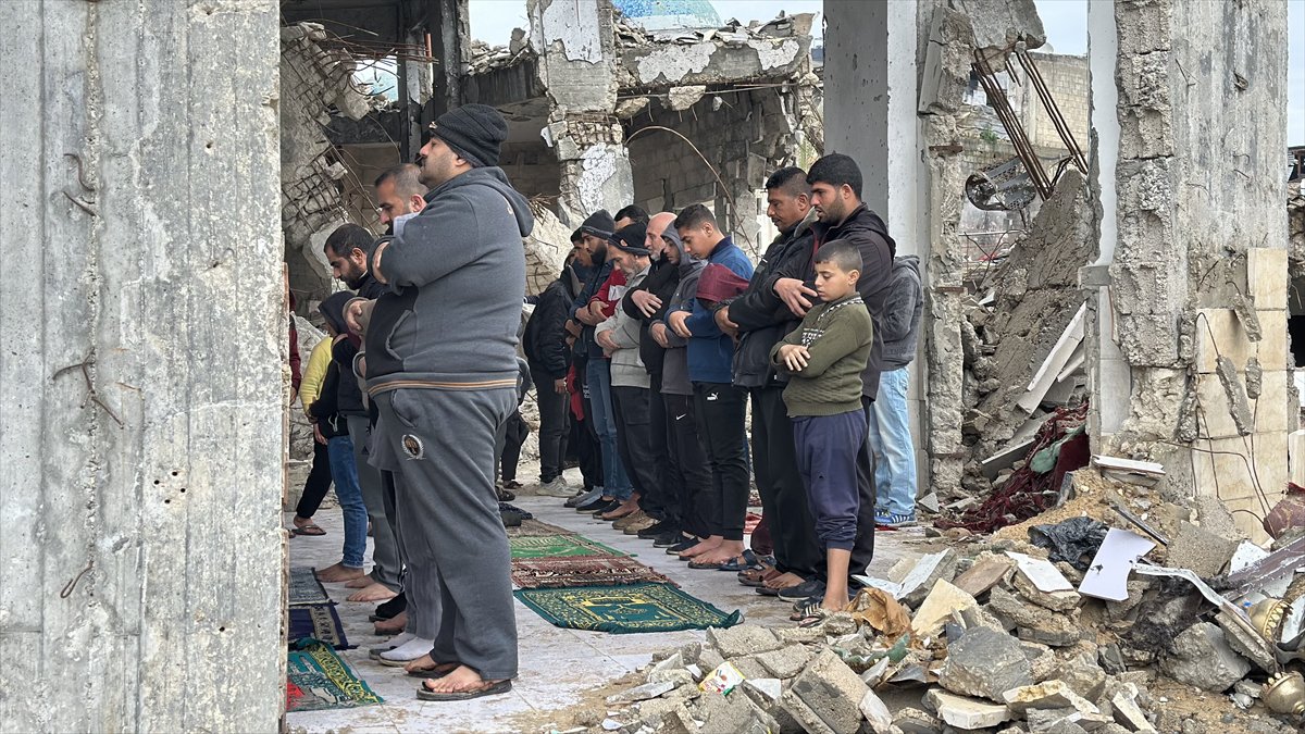 Gazze'de yıkıntıların arasında Ramazan ayının ilk Cuma namazı eda edildi