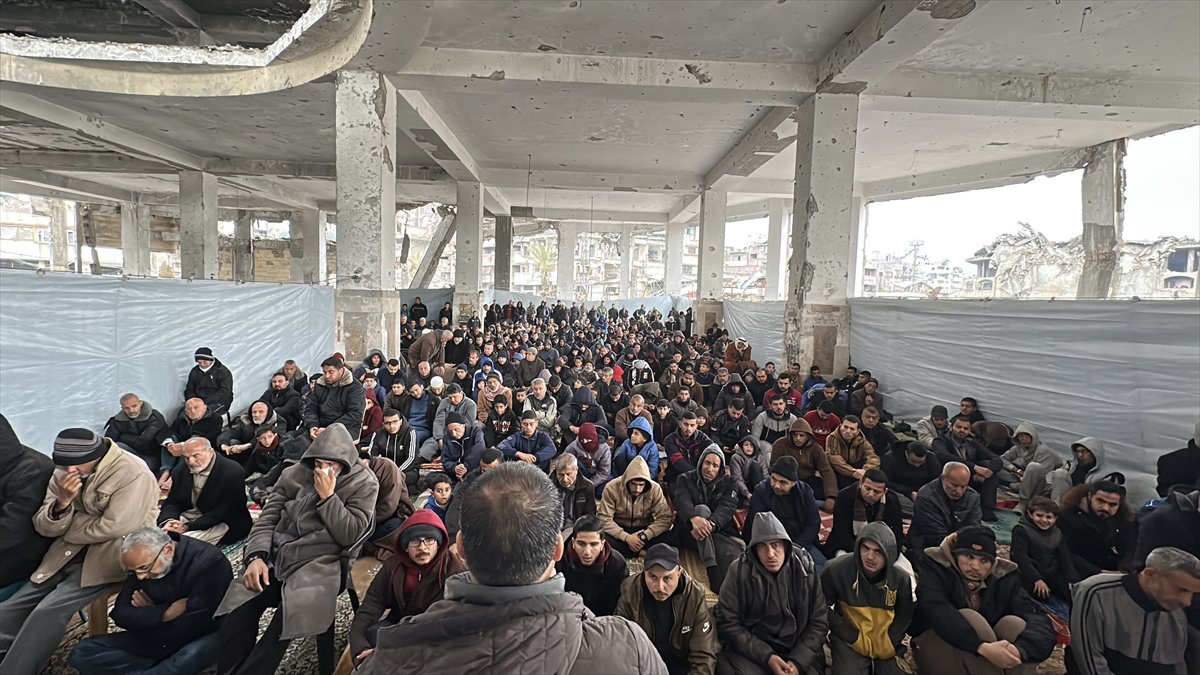 Gazze'de yıkıntıların arasında Ramazan ayının ilk Cuma namazı eda edildi