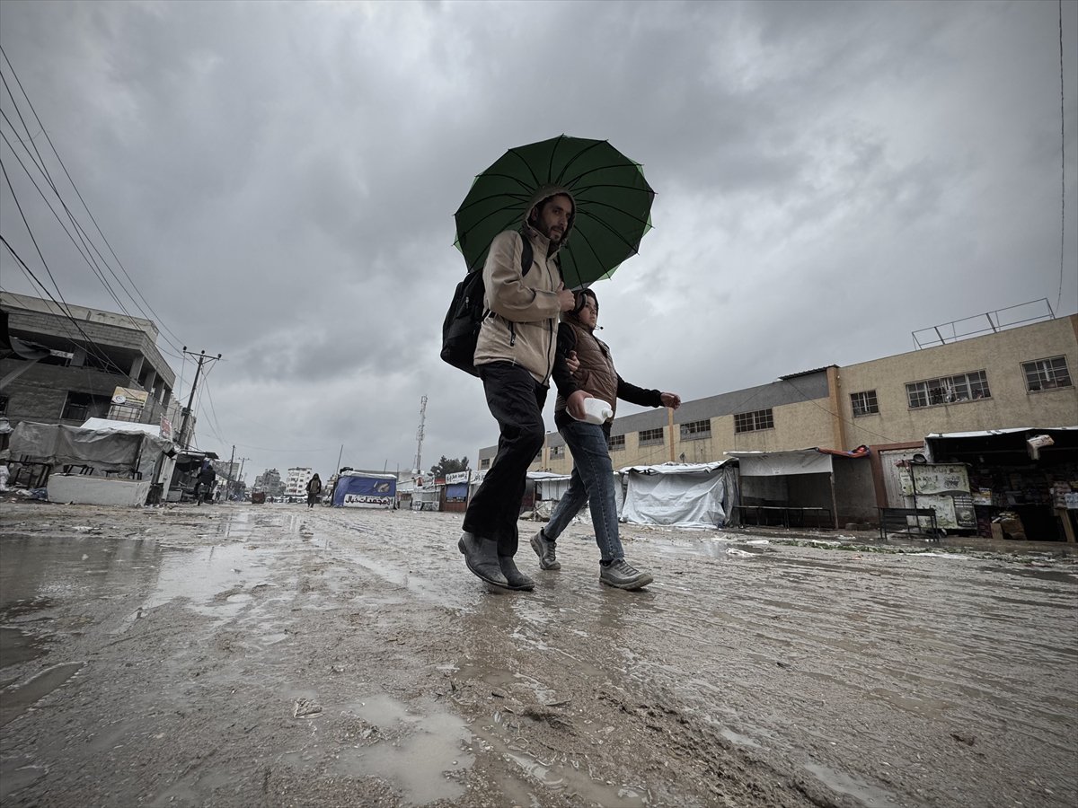 Gazze'de etkili olan yağmur ve soğuk hava Filistinlileri olumsuz etkiledi
