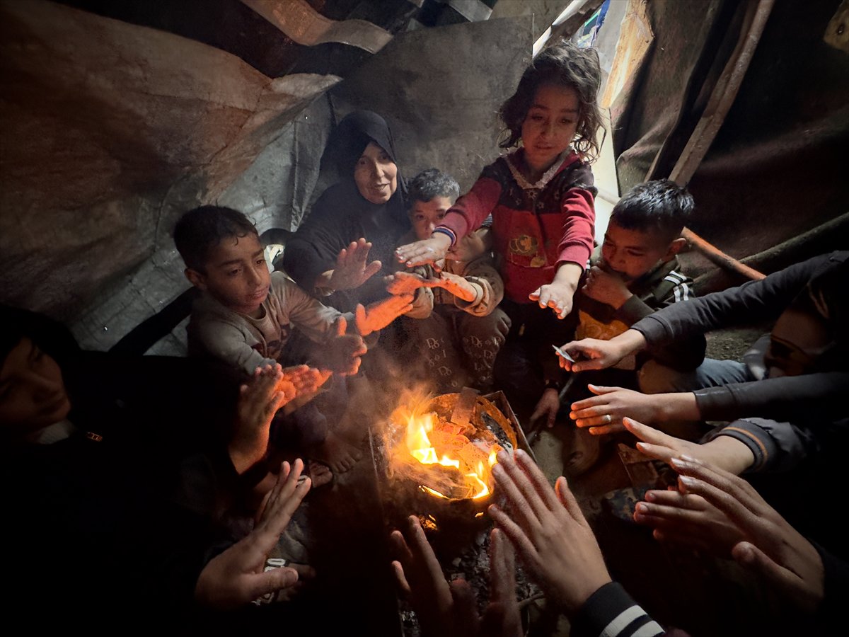 Gazze'de etkili olan yağmur ve soğuk hava Filistinlileri olumsuz etkiledi