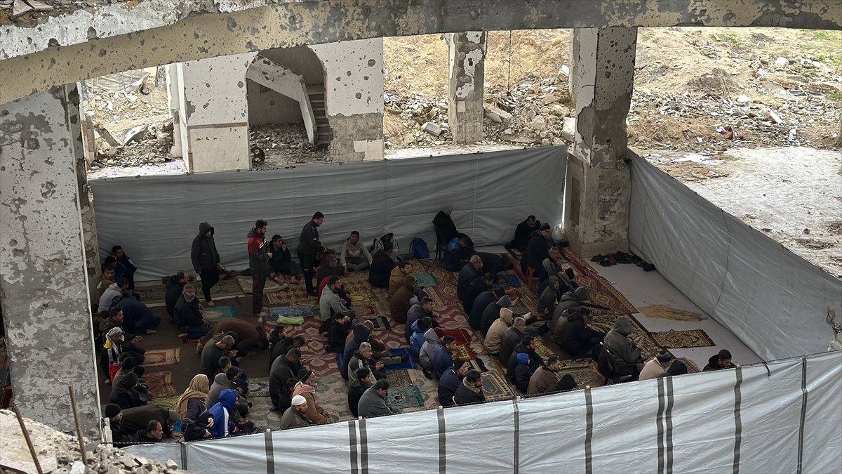 Gazze'de yıkıntıların arasında Ramazan ayının ilk Cuma namazı eda edildi