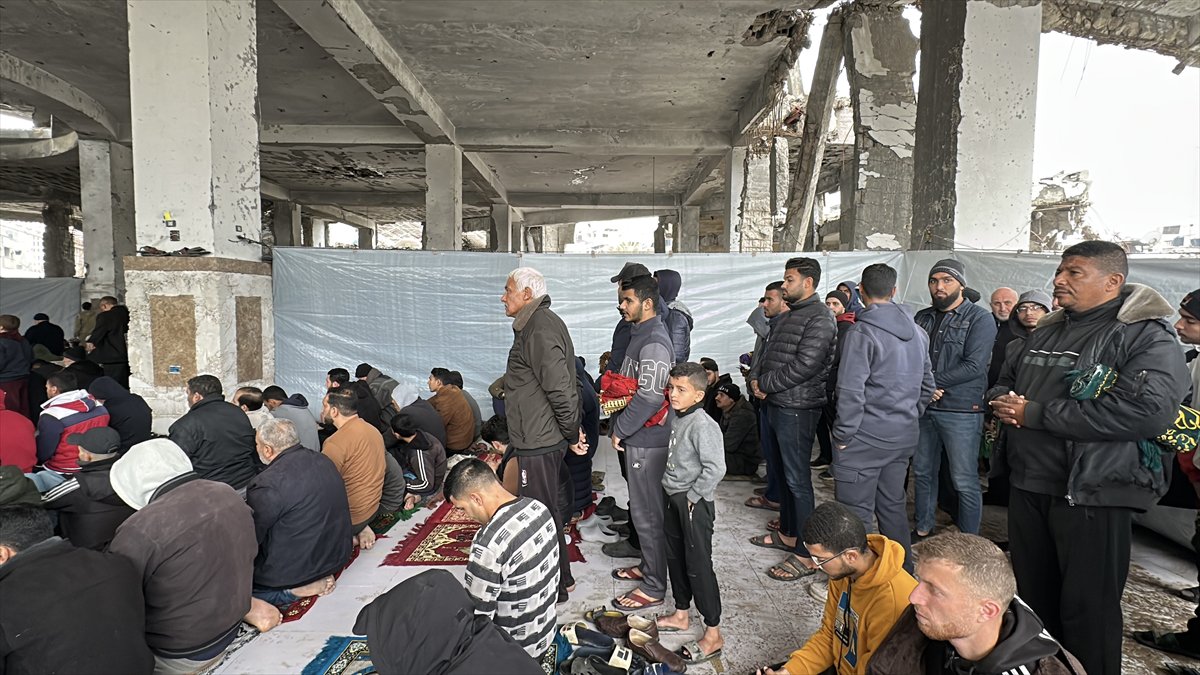 Gazze'de yıkıntıların arasında Ramazan ayının ilk Cuma namazı eda edildi