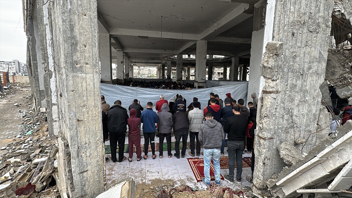 Gazze'de yıkıntıların arasında Ramazan ayının ilk Cuma namazı eda edildi