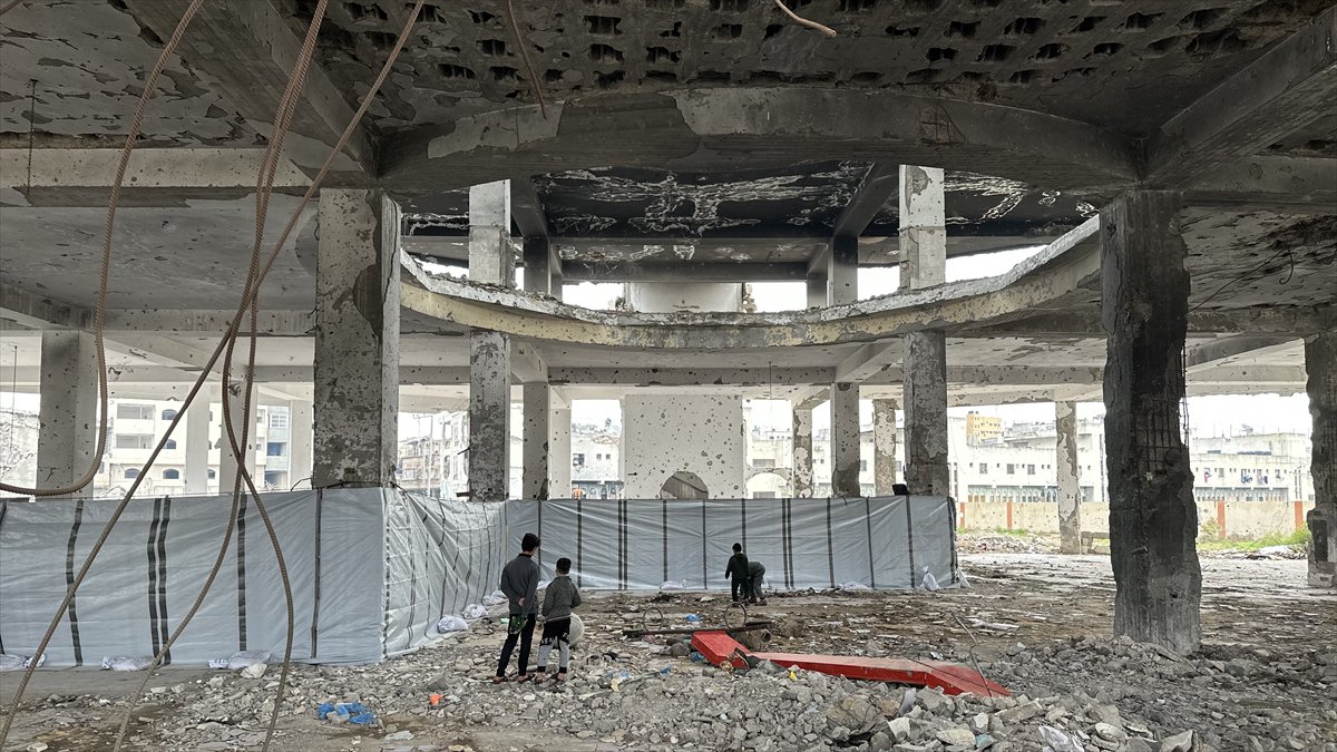 Gazze'de yıkıntıların arasında Ramazan ayının ilk Cuma namazı eda edildi