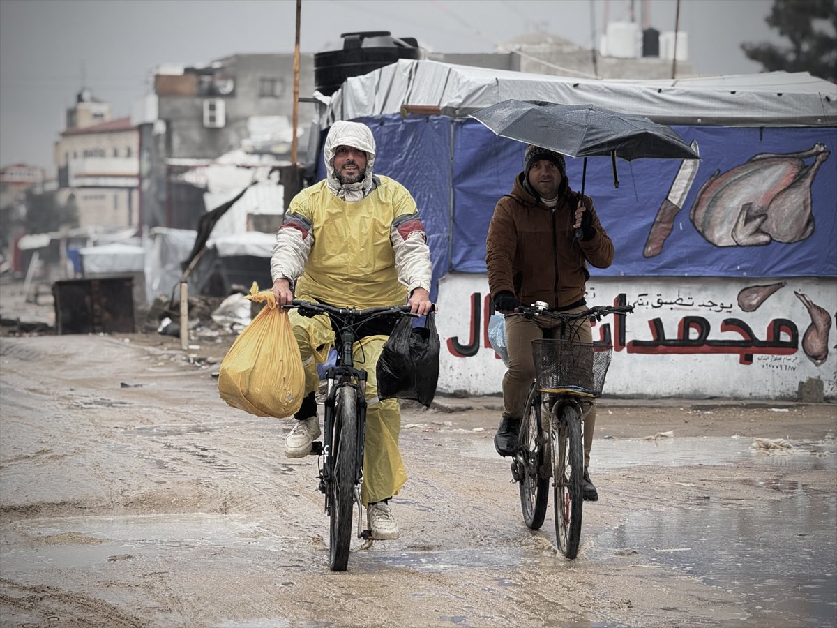 Gazze'de etkili olan yağmur ve soğuk hava Filistinlileri olumsuz etkiledi