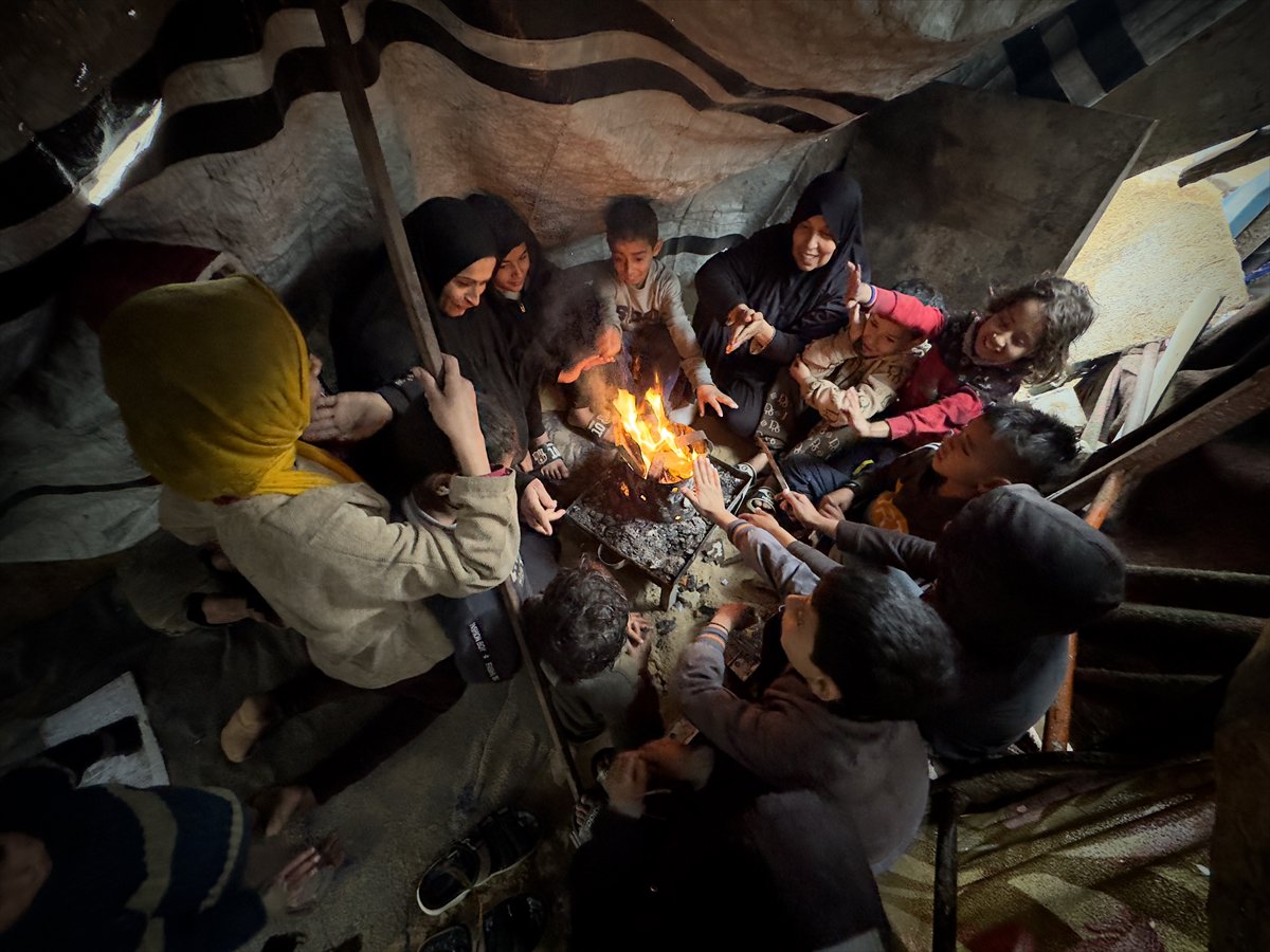 Gazze'de etkili olan yağmur ve soğuk hava Filistinlileri olumsuz etkiledi