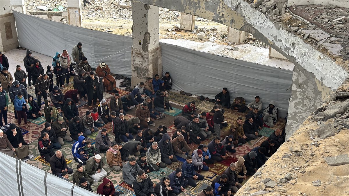 Gazze'de yıkıntıların arasında Ramazan ayının ilk Cuma namazı eda edildi