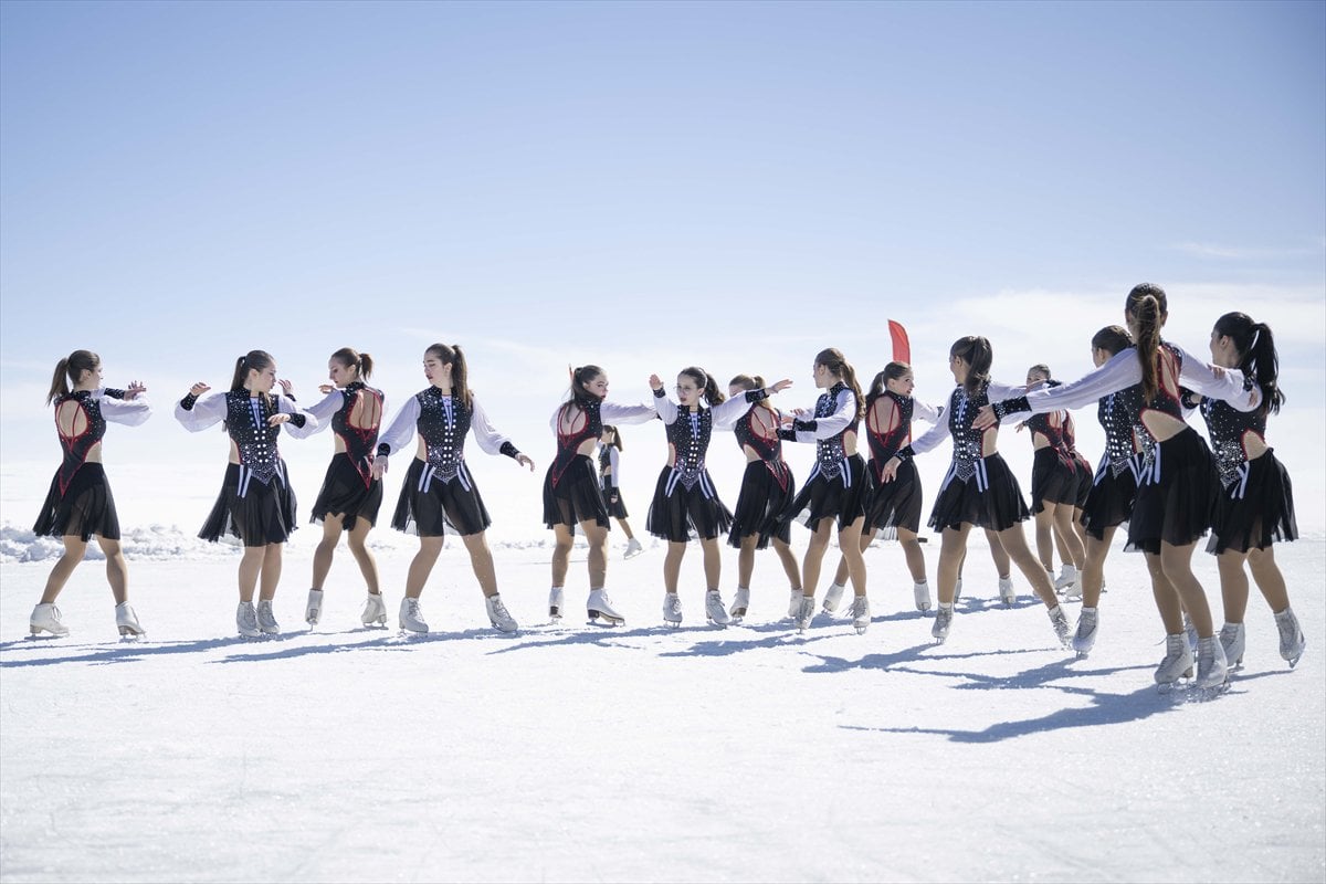 Çıldır Gölü'nde kadın sporculardan nefes kesen gösteri