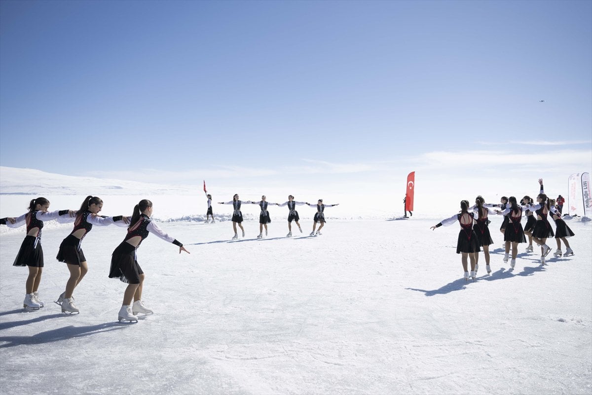 Çıldır Gölü'nde kadın sporculardan nefes kesen gösteri