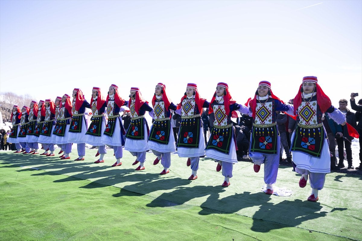 Çıldır Gölü'nde kadın sporculardan nefes kesen gösteri