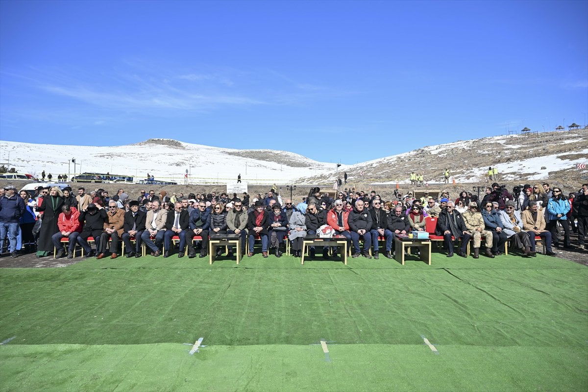 Çıldır Gölü'nde kadın sporculardan nefes kesen gösteri