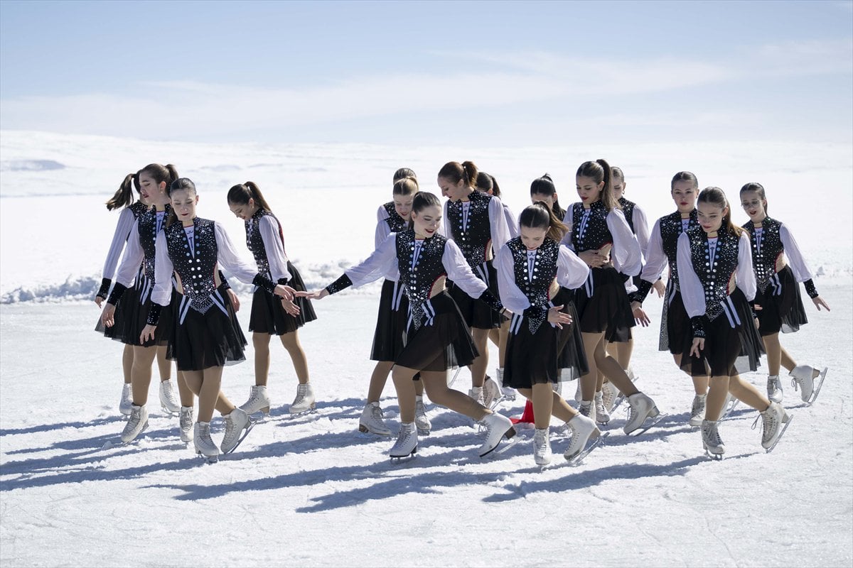 Çıldır Gölü'nde kadın sporculardan nefes kesen gösteri