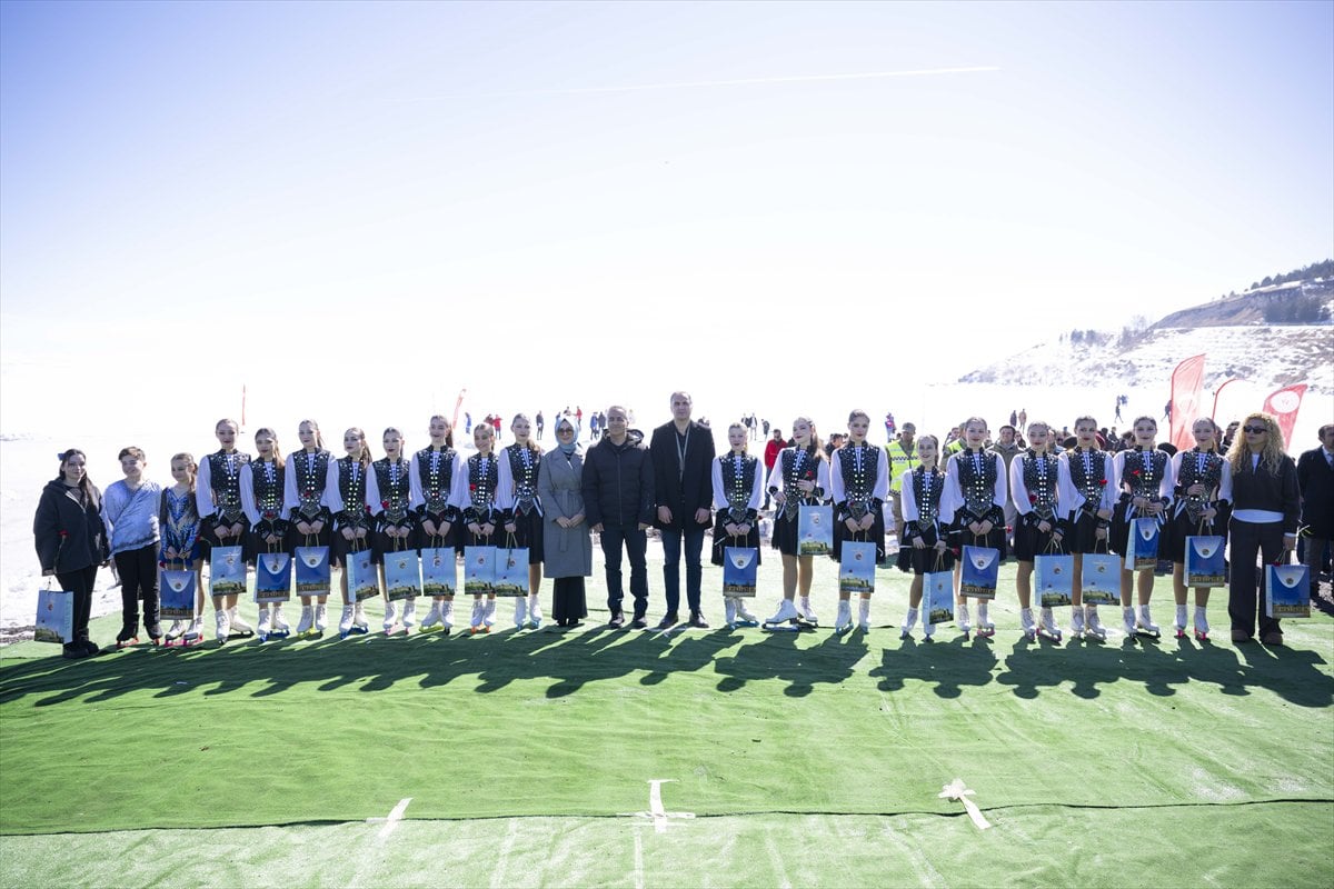 Çıldır Gölü'nde kadın sporculardan nefes kesen gösteri