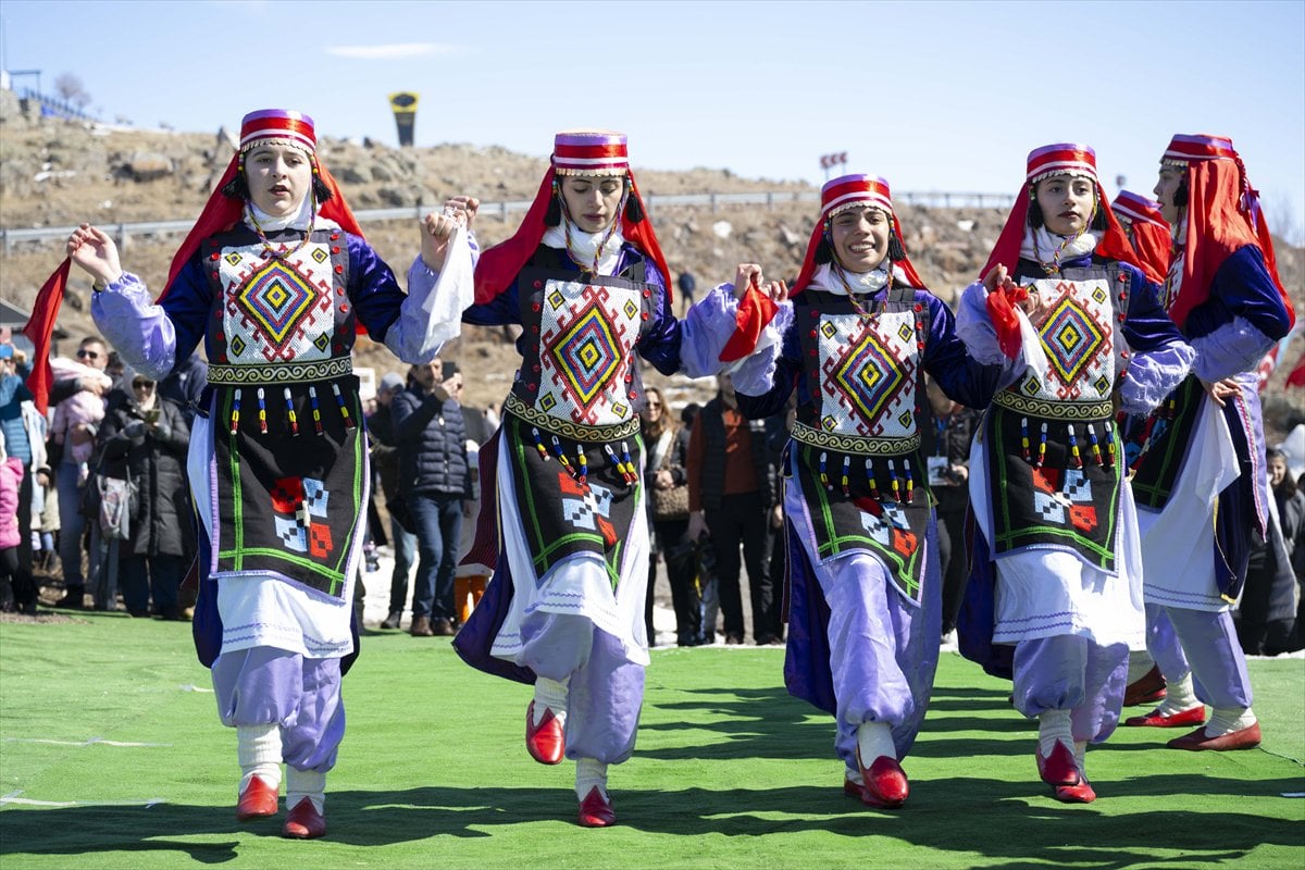 Çıldır Gölü'nde kadın sporculardan nefes kesen gösteri