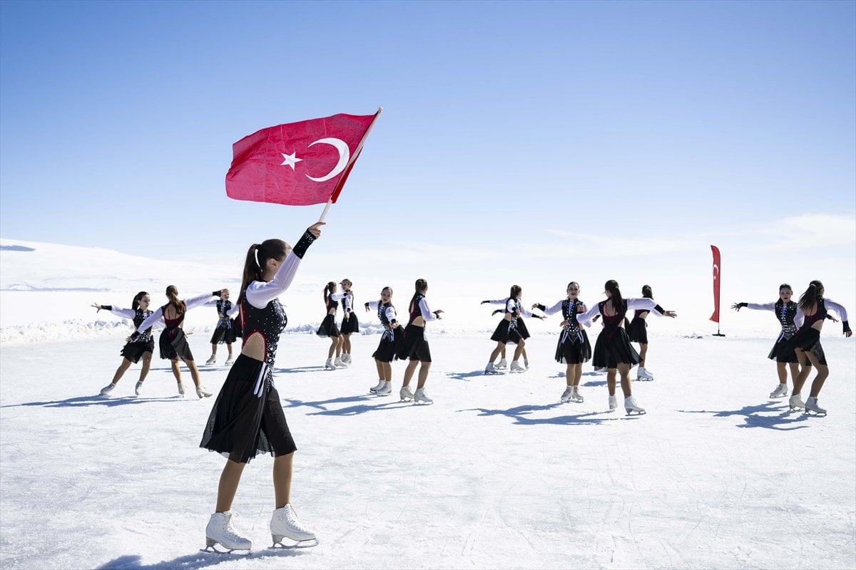 Çıldır Gölü'nde kadın sporculardan nefes kesen gösteri