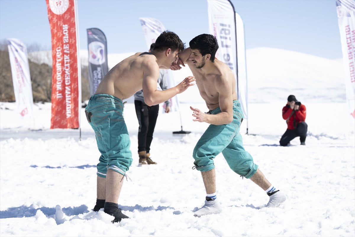 Çıldır Gölü'nde kadın sporculardan nefes kesen gösteri