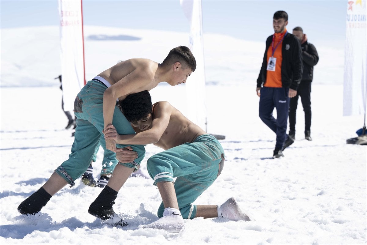 Çıldır Gölü'nde kadın sporculardan nefes kesen gösteri